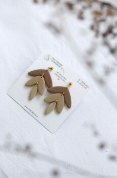 Ohrhänger in beiger Blumenform