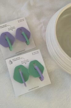 Ohrstecker: Knoten, lila mit grünem Anhänger