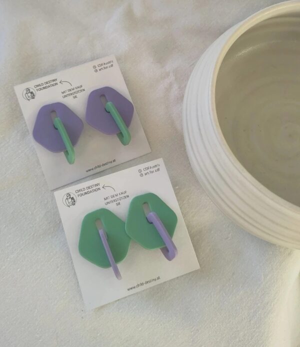 Ohrstecker: Knoten, lila mit grünem Anhänger