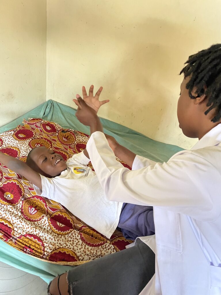 Therapeutin Claire bei der Ergotherapie in unserem Tageszentrum im Slum Kibera / Nairobi / Kenia / Afrika