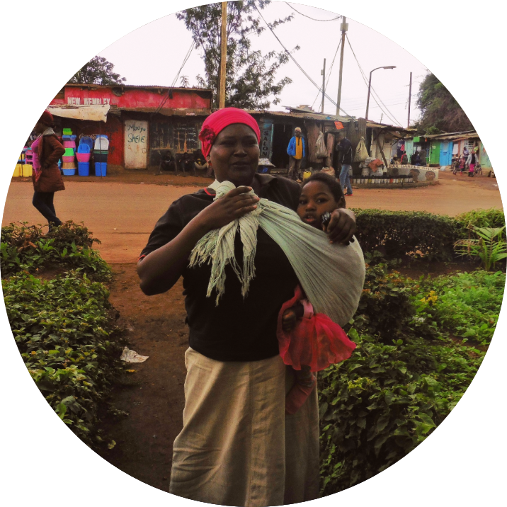 Mutter mit Kind mit Behinderung im Tragetuch im Slum Kibera
