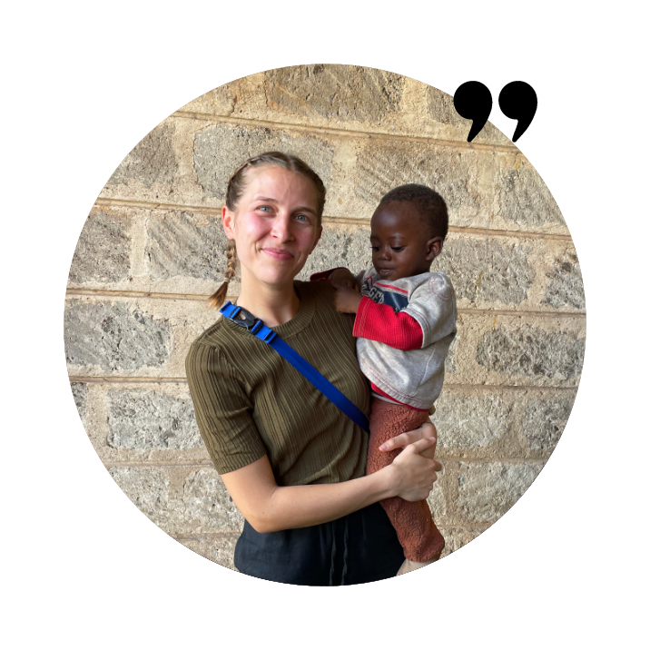 Voluntärin Melina mit Kind am Arm