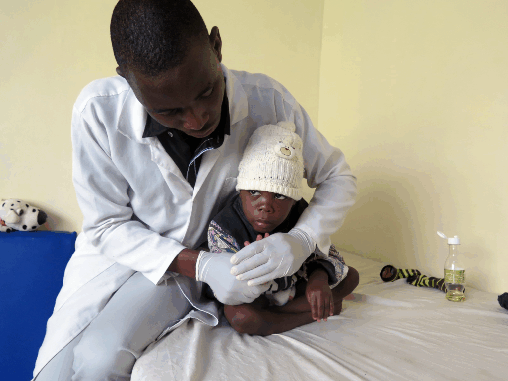 Therapeut Patrick bei der Behandlung eines Therapiekindes im Tageszentrum der Child Destiny Foundation