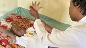 Kind bei Therapie der Hand und des Armes mit der Therapeutin der CDF