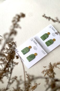 Handgemachte Bogen-Ohrringe – Marmorierte Grüntöne