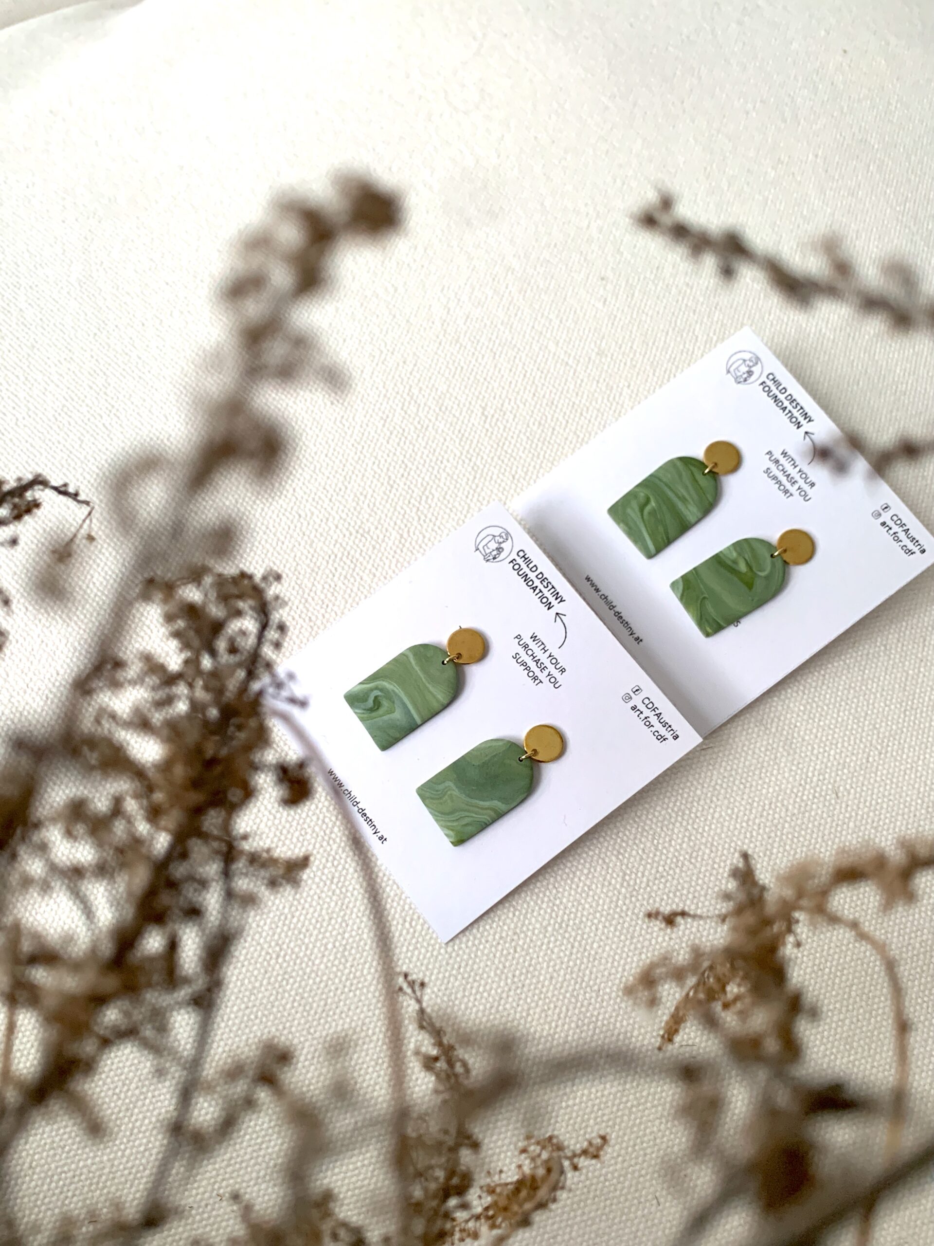 Handgemachte Bogen-Ohrringe – Marmorierte Grüntöne