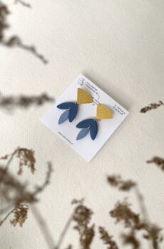Ohrringe in Blattform – Blau mit goldfarbenem Element