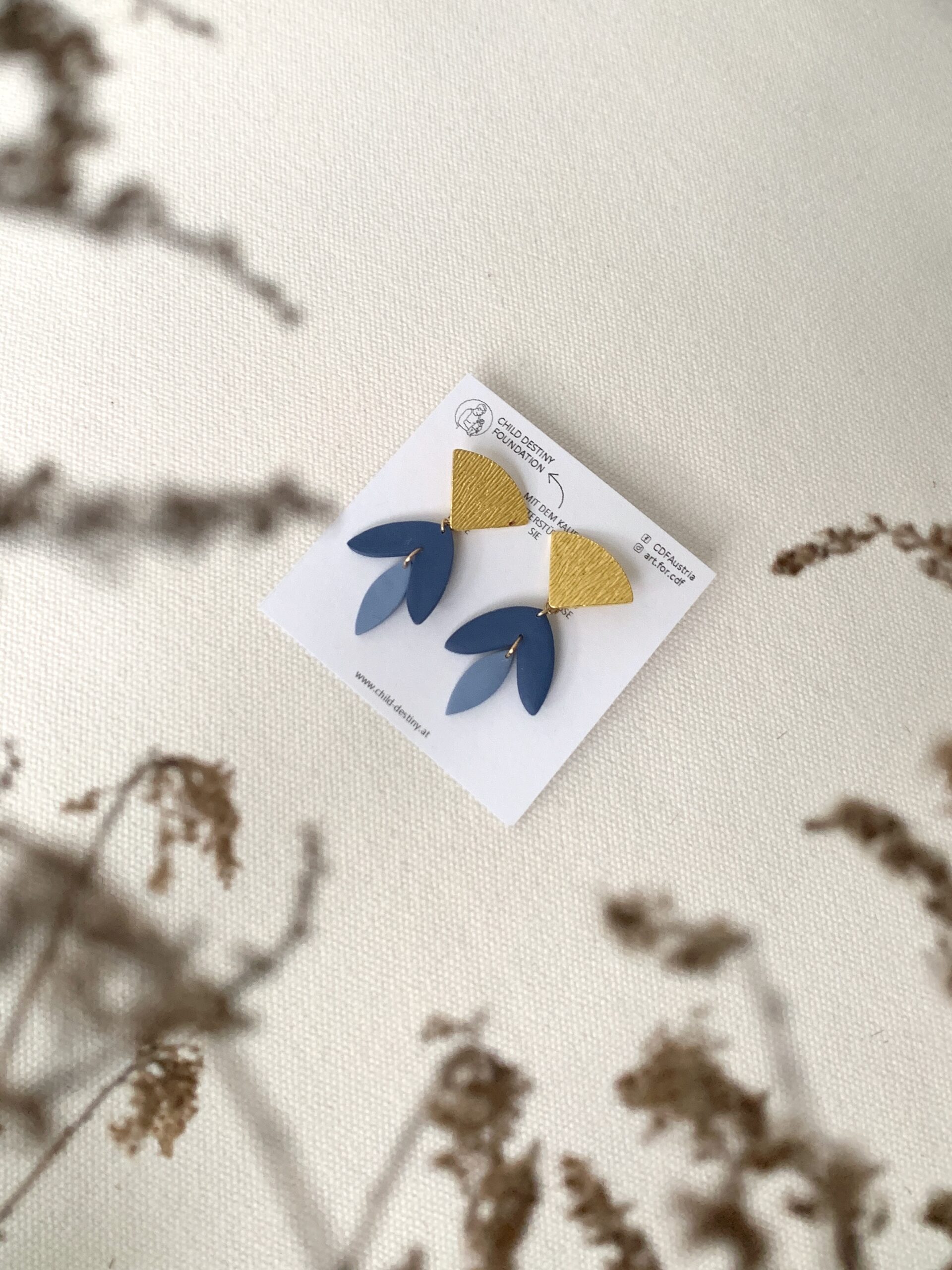 Ohrringe in Blattform – Blau mit goldfarbenem Element