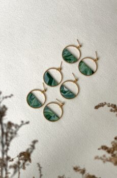 Kreisförmige Ohrringe – Goldrahmen mit dunkelgrün marmoriertem Inlay