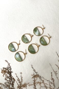 Kreisförmige Ohrringe – Goldrahmen mit hellgrün marmoriertem Inlay