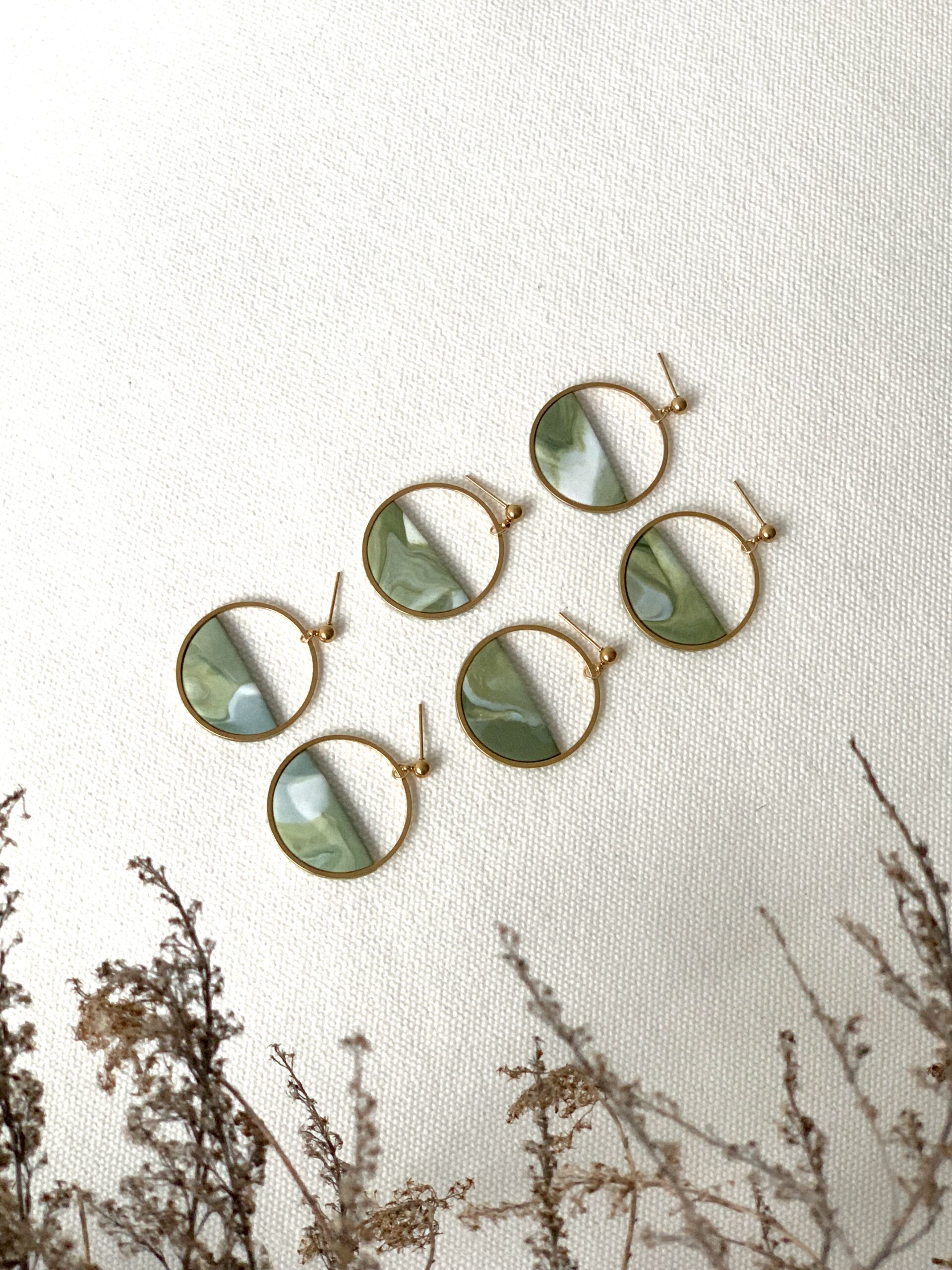 Kreisförmige Ohrringe – Goldrahmen mit hellgrün marmoriertem Inlay