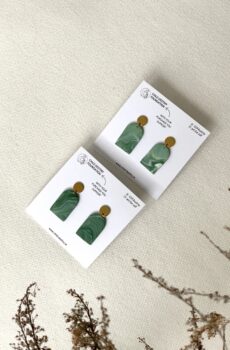 Handgemachte Statement-Ohrringe in Bogenform – Grün marmoriert