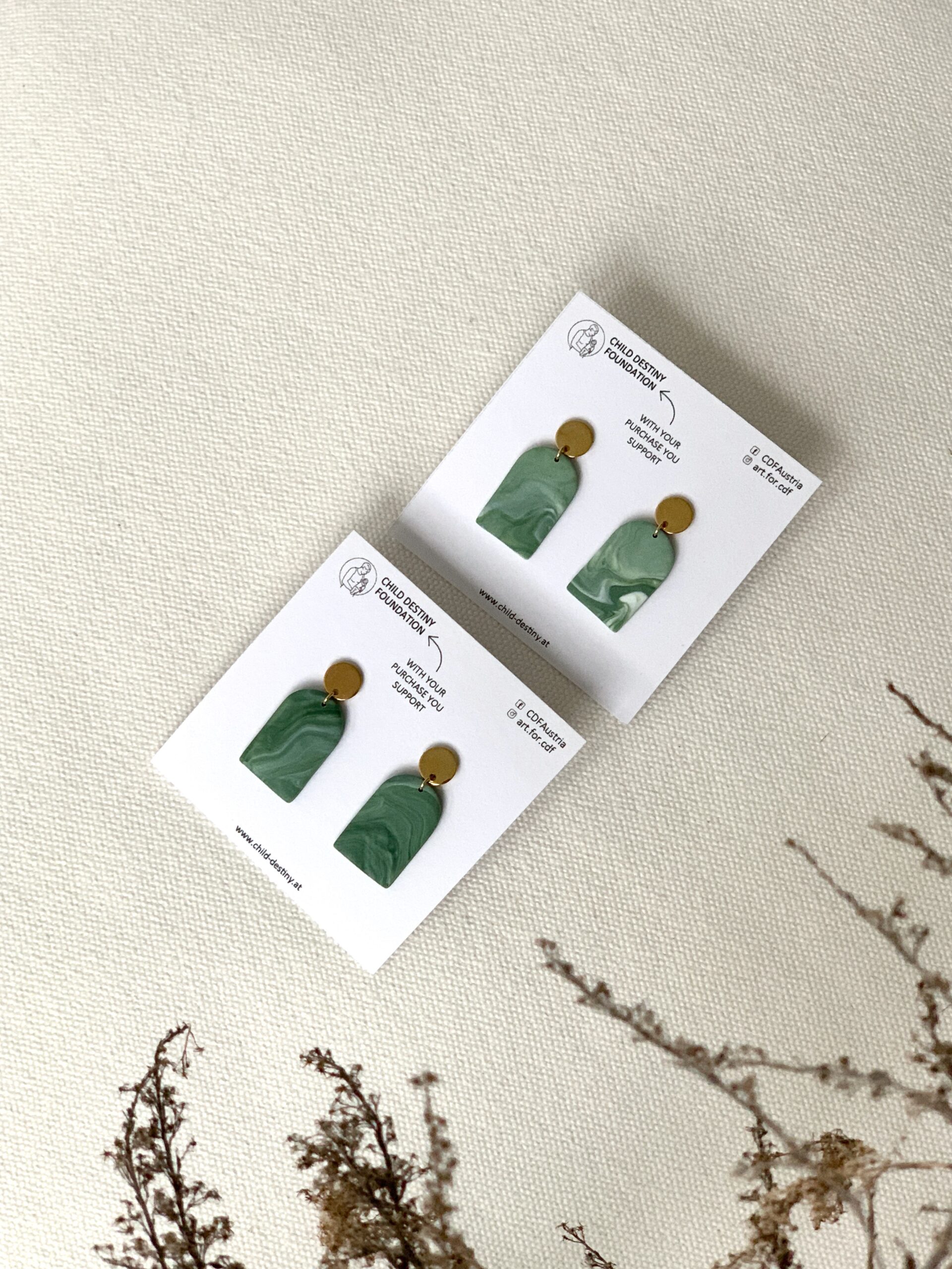 Handgemachte Statement-Ohrringe in Bogenform – Grün marmoriert